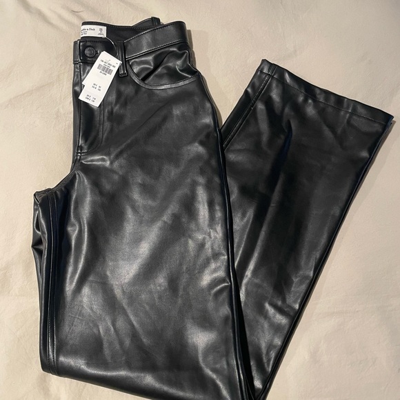 NWT Abercrombie & Fitch Vegan Leather 90s Relaxed Pants - Picture 1 of 8